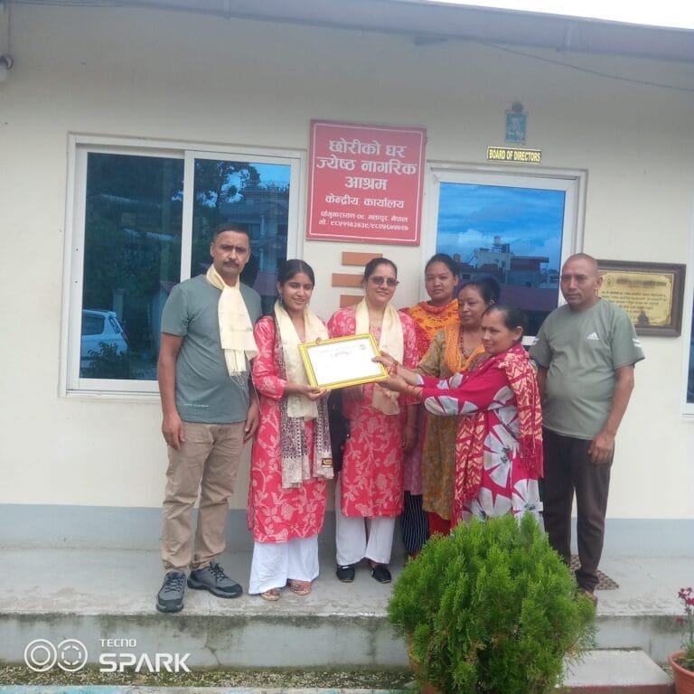 दिपक भट्टराई ज्यू ले आफ्नो छाेरी दिपिसा भट्टराई ज्यु काे जन्मदिनकाे अवसरमा आस्रममा आस्रित बा आमाकाे लागि निसुल्क खाना